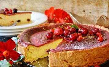 Harina, chocolate y cerveza: la nueva cesta de la compra del confinamiento cake, cheesecake, berries