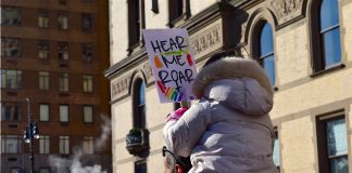 Josema Yuste atiza al gobierno por su gestión de la pandemia: «La frialdad de Pedro Sánchez se acerca a la de un psicópata» march, protest, sign