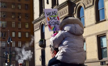 Josema Yuste atiza al gobierno por su gestión de la pandemia: «La frialdad de Pedro Sánchez se acerca a la de un psicópata» march, protest, sign