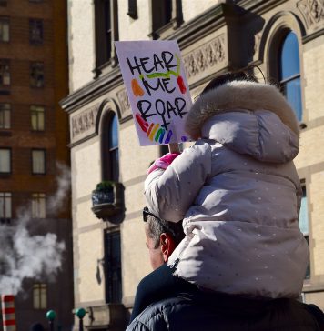 Josema Yuste atiza al gobierno por su gestión de la pandemia: «La frialdad de Pedro Sánchez se acerca a la de un psicópata» march, protest, sign