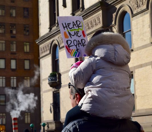 Josema Yuste atiza al gobierno por su gestión de la pandemia: «La frialdad de Pedro Sánchez se acerca a la de un psicópata» march, protest, sign