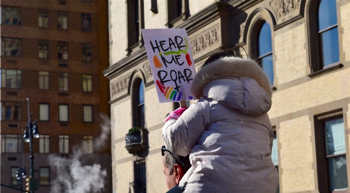 Josema Yuste atiza al gobierno por su gestión de la pandemia: «La frialdad de Pedro Sánchez se acerca a la de un psicópata» march, protest, sign