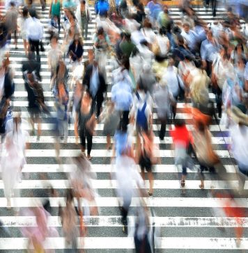 El confinamiento es el síntoma del fracaso del Gobierno pedestrians, people, busy