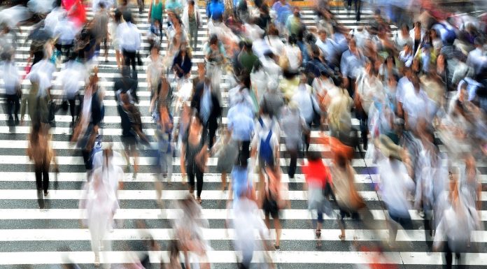 El confinamiento es el síntoma del fracaso del Gobierno pedestrians, people, busy